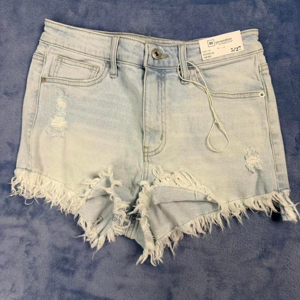 High rise Light wash denim‎ shorts with frayed size 5/27